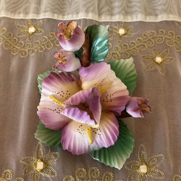 Vintage Capodimonte Orchid Iris Porcelain Flower with 3 Buds Made in Italy - Picture 2 of 10